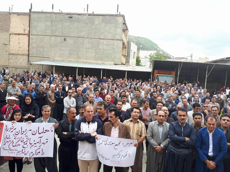 شهرهای ایران روز پنج شنبە شاهد اعتصاب گستردە معلمان در اعتراض بە وضعیت بد معیشتی و کاری معلمان بود.