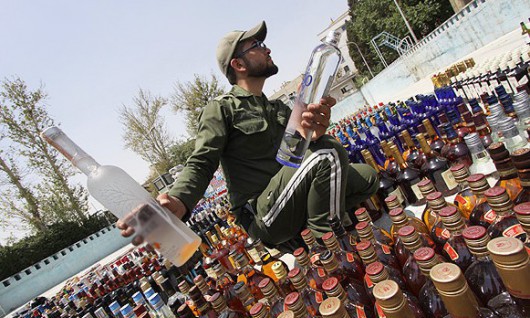 خواردنەوە کحولییە ساختەکانى ئێران ژیانى هاووڵاتیانى خستووەتە مەترسییەوە