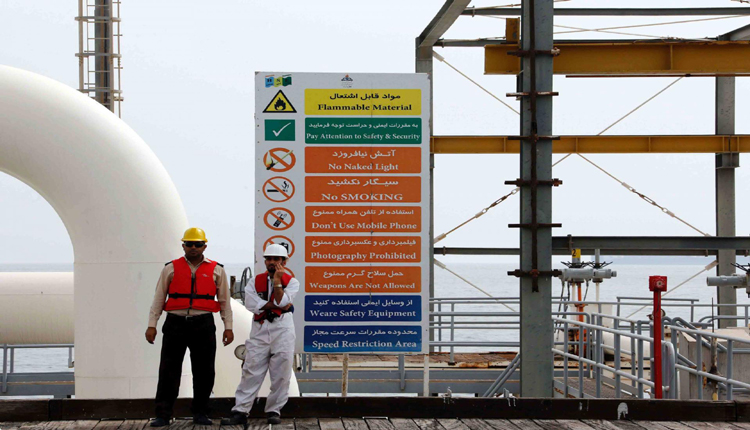 عاملان متوقفان في إحدى حقول النفطية الإيرانية