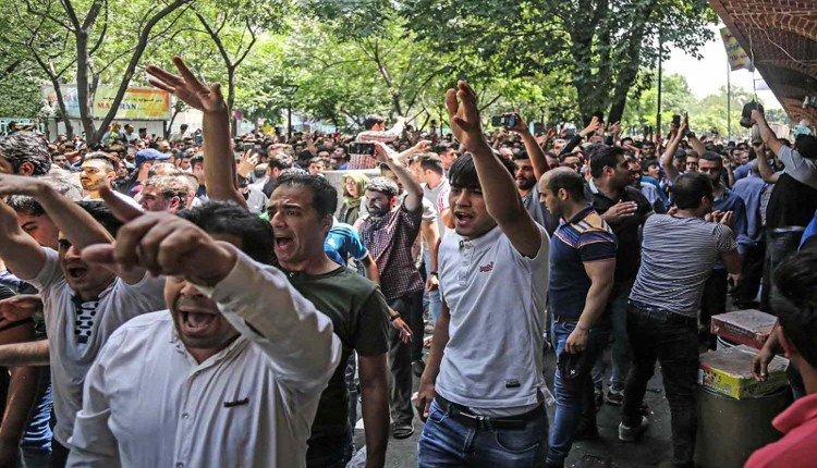 إزدياد معاناة المواطنين من تدهور الوضع الأقتصادي، زاد من الغضب الشعبي ضد النظام الإيراني