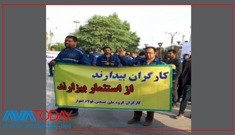 متظاهرون يرفعون لافتة يطالبون حقوقهم المشروعة