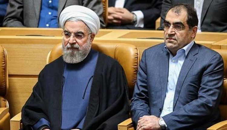 وزير الصحة الإيراني إلى يسار روحاني