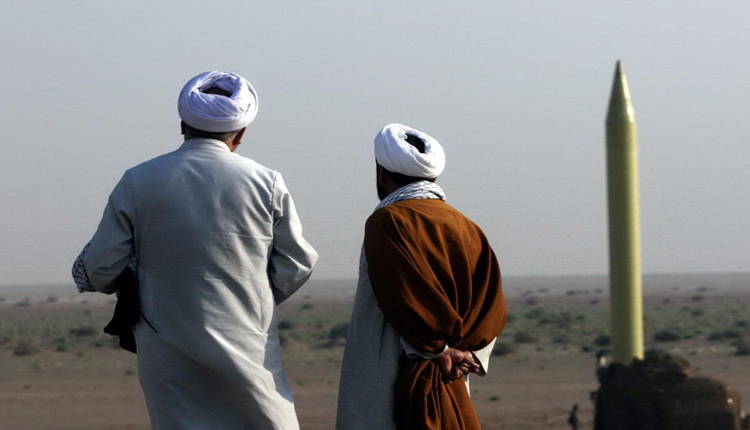 ملالي يشرفون على أطلاق صاروخ فضائي