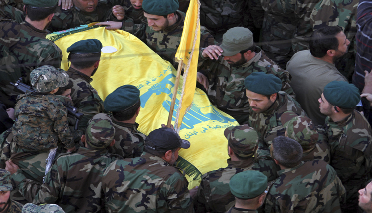 مقاتلون حزب الله يدفنون قتلاهم