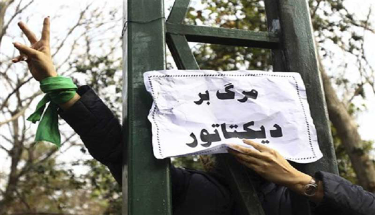 متظاهرون يرفضون الدكتاتورية