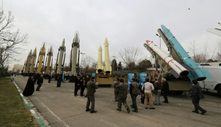 عرض صواريخ إيرانية الصنع في طهران