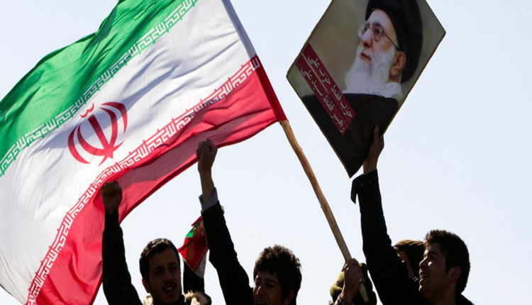 إيرانيون يرفعون علم بلادهم