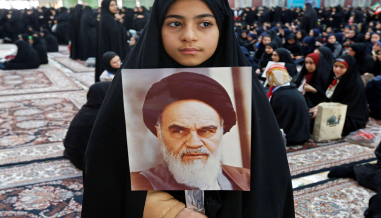 طفلة تحمل صورة المرشد السابق روح الله الخميني