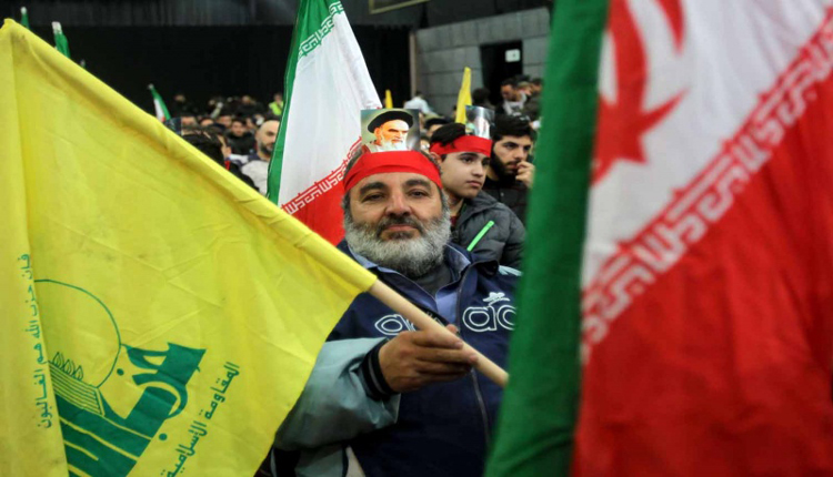 لبناني يرفع علم بلاده و إيران