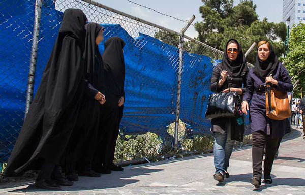 کۆماری ئیسلامی خەڵاتی ئازاردەرانى ژنان دەکات