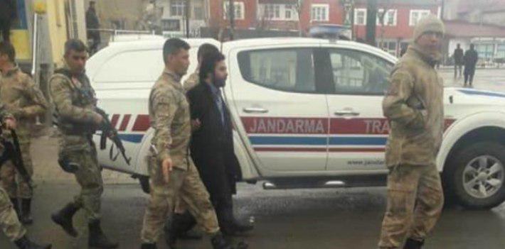 Ters kelepçeye vurulan HDP’li onlarca asker, polis tarafından şehirde yürütüldü
