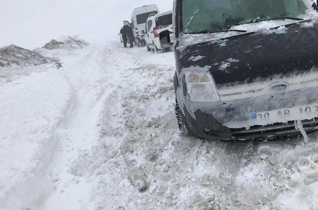 Van-Hakkari kara yoluna çığ düştü