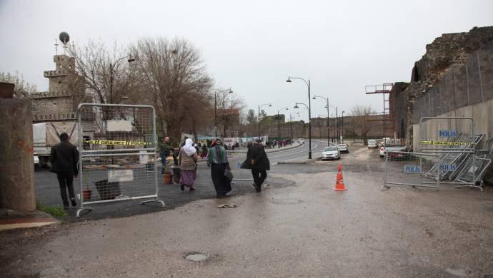 Diyarbakır'ın yasaklı mahallesinde seçmenler oy kullanıyor