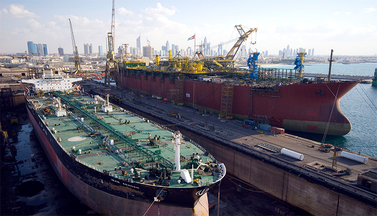 ناقلة شحن النفط في ميناء الإمارات