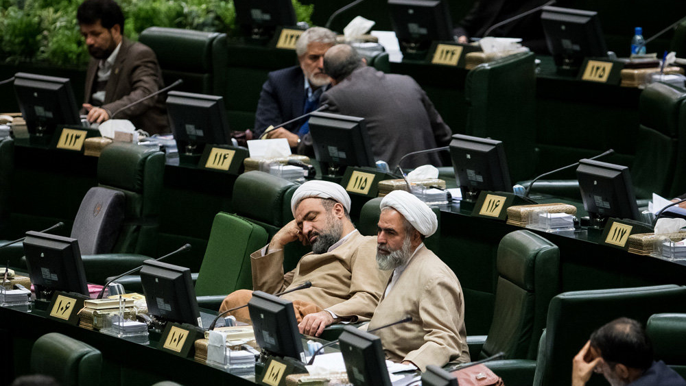 İran Parlamenterleri kendilerinin de anlamadığı yasayı oyladı