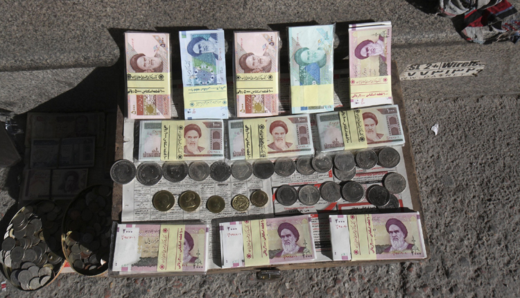 عملة الريال تغرق في متاهات الأنخفاض