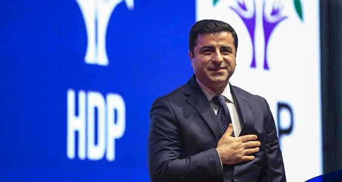 HDP'nin önceki dönem Eş Genel Başkanı Selahattin Demirtaş, tutuklu yargılandığı davanın duruşmasında konuşuyor.