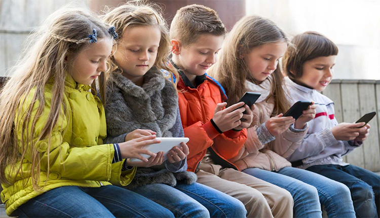 أطفال يستخدمون هواتف ذكية 