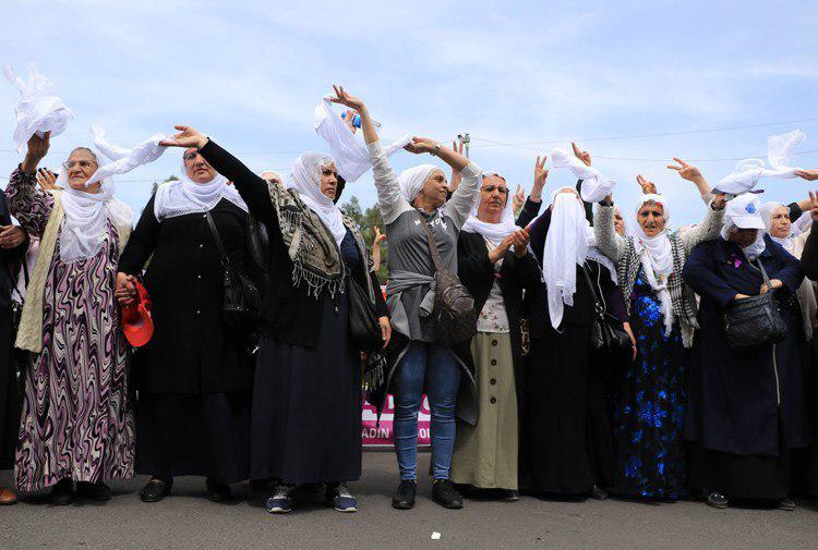 Diyarbakır 1 Mayıs kutlamasında  ‘beyaz tülbent’ yasağı 