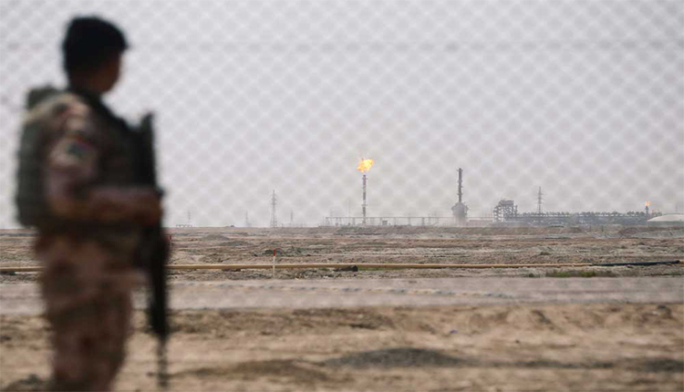 جندي عراقي يحرس حقول نفط 