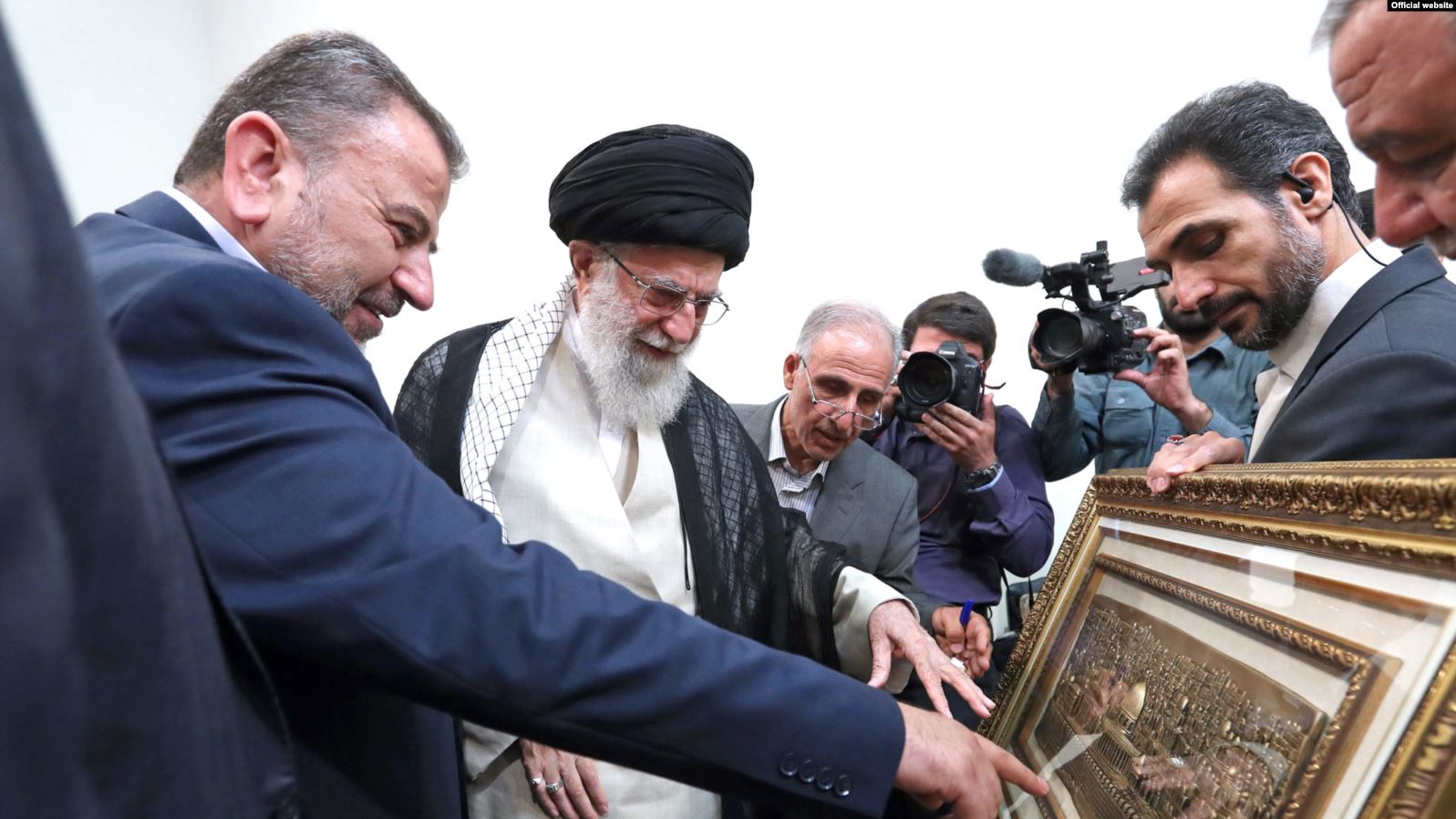 به جای صلح و آرامش و رفاه زندگی، خامنهای گفت «پیشرفت فلسطینیان را در داشتن موشکهای نقطهزن میداند»