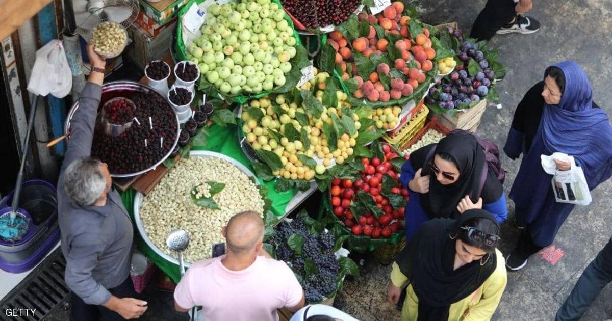 مواطنون في السوق الإيراني
