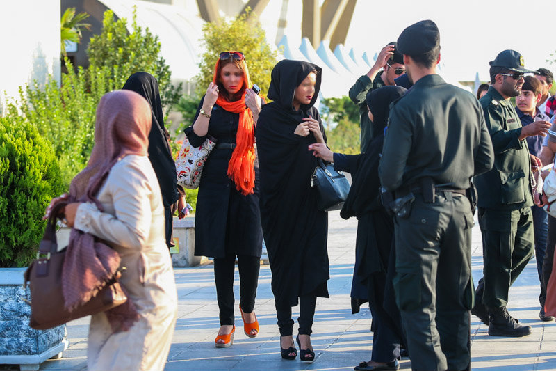 تمرکز فکری عجوزه‌های رژیم آخوندی بر چاک ران دختران