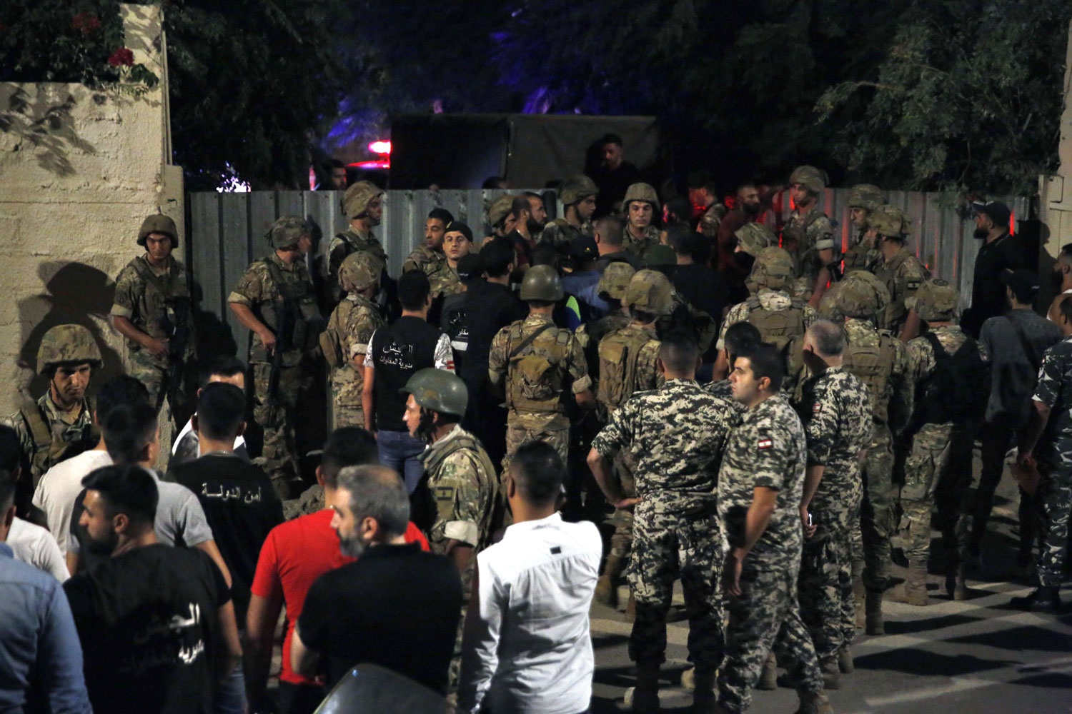 طائرة سقطت وأخرى انفجرت في منطقة معوّض