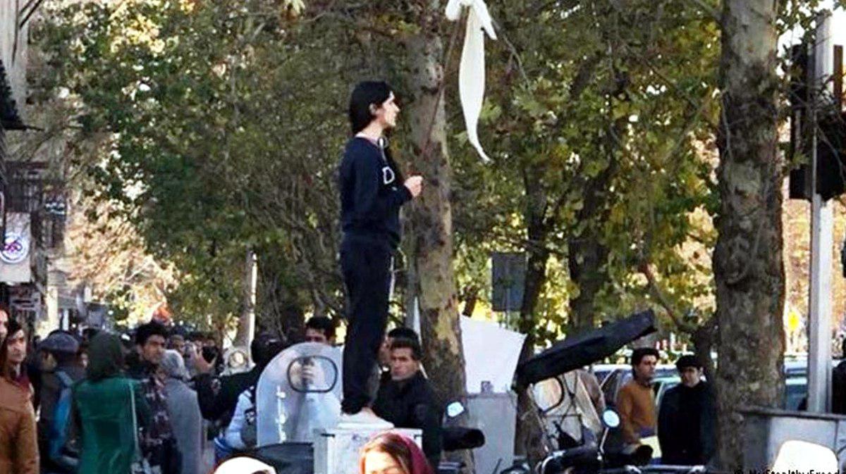 BM’den Tahran’a: Örtünmeyi protesto eden kadınları serbest bırak