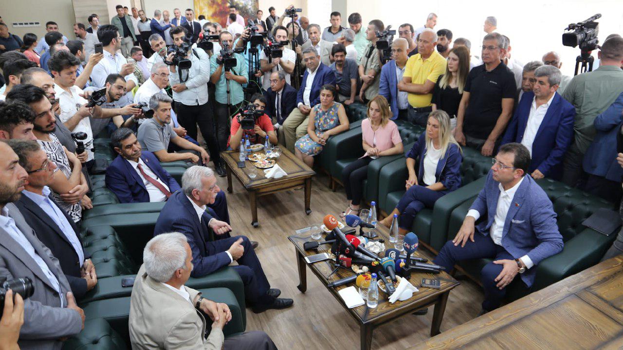 CHP’li İmamoğlu HDP’li başkanlara destek için Diyarbakır’da