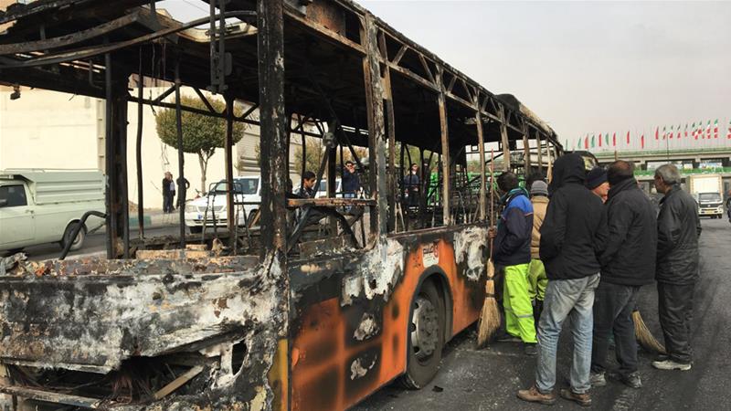 مامورین رژیم اماکن عمومی و بانکها را آتش زدند تا خشونت و کشتار علیه مردم را توجیه کنند