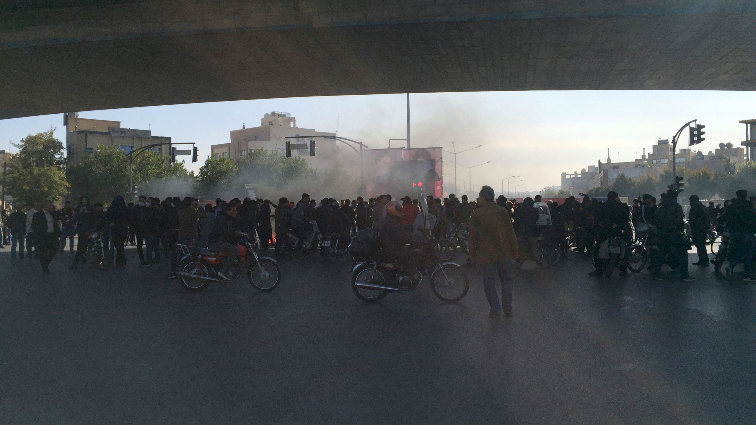 مردم در تظاهرات: «نه پول داریم، نه بنزین؛ گور بابای فلسطین»؛ خامنهای: «باز به فلسطین کمک میکنیم»