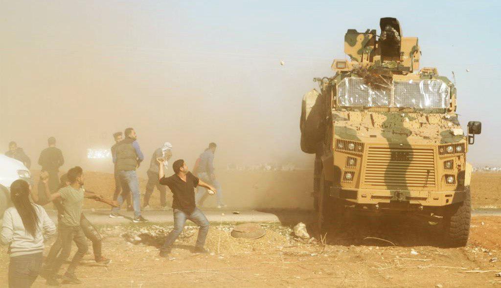 Türk askeri ile Rus askeri polislerinin Rojava-Türkiye sınırında gerçekleştirdiği devriyede Kobani’de kendilerine tepki gösteren halka ateş açtığı bildirildi. Yerel kaynaklar saldırı sonucu 4 sivilin şehit olduğunu aktardı.