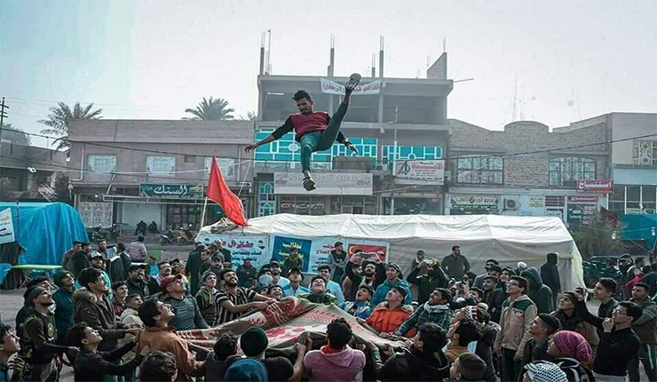 متظاهرون عراقيون يمرحون فيما بينهم
