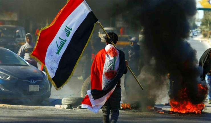 متظاهر عراقي ضد الطبقة السياسية 