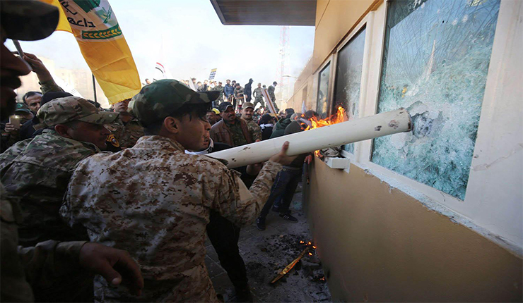 ميليشيات الحشد تحاول كسر زجاجات السفارة الأمريكية