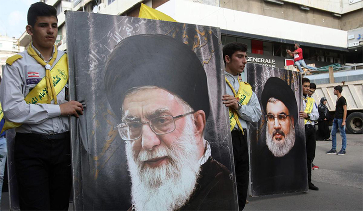 ميليشيات حزب الله اللبناني ترفع صورة خامنئي