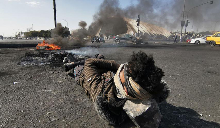 متظاهر يفرش الأرض أحتجاجا على النظام القائم