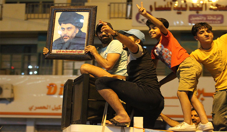 بعض شباب من بغداد رافعين صورة الصدر