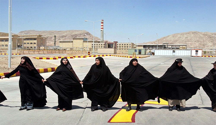 إيرانيات تمنع المفتشين من دخول مواقع نووية