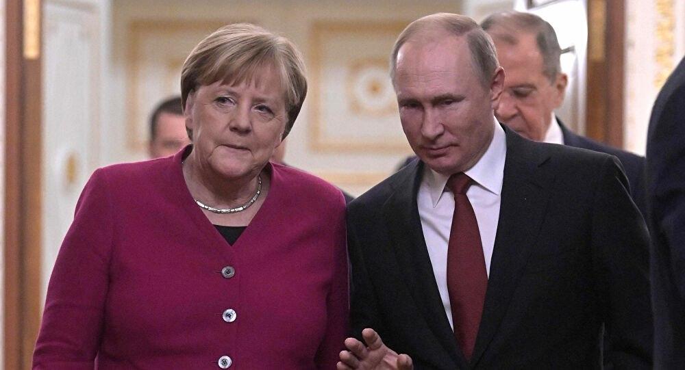 Mülteciler konusunda Ankara’ya sert çıkan Merkel Putin’le görüştü