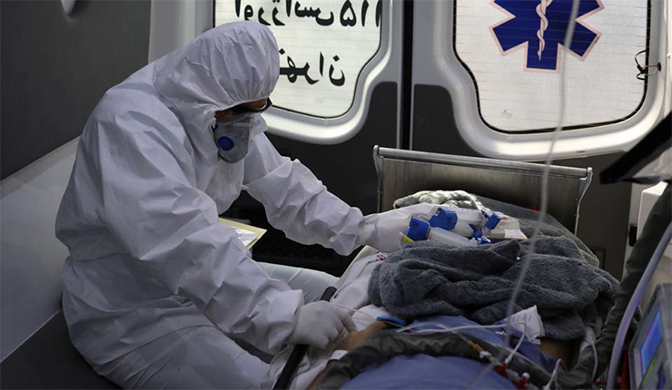سيارة إسعاف تنقل مريض كورونا إلى مستشفى في طهران