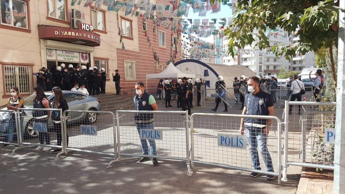 Türk polisi HDP’nin Diyarbakır teşkilatlarına baskın yaptı
