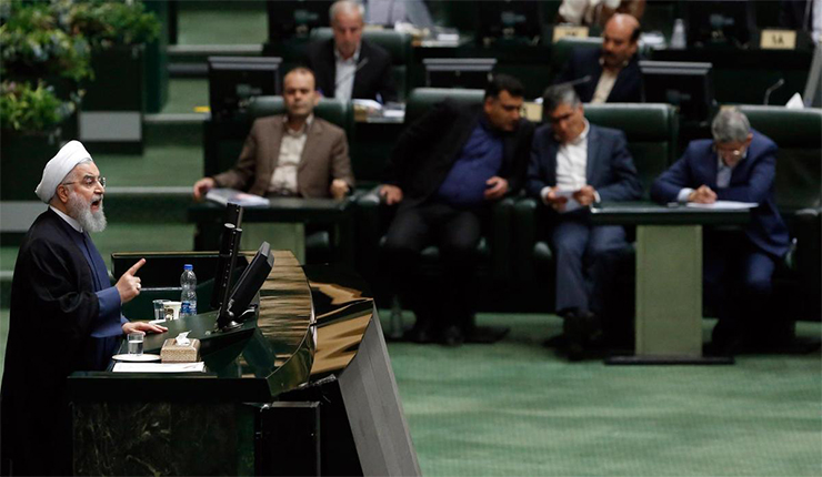 روحاني أثناء تواجده في برلمان بلادهِ