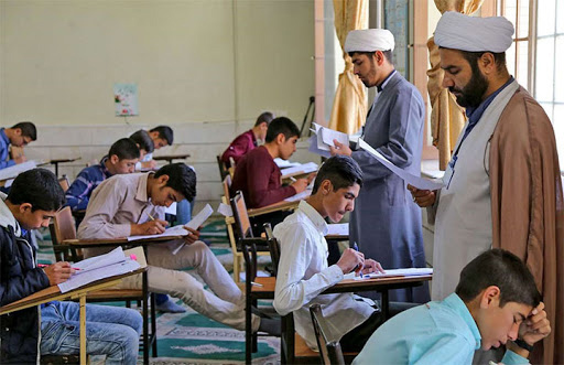 نامه ٦٩ فعال حوزه آموزش در اعتراض به دستور ورود طلبههای حکومتی به این عرصه