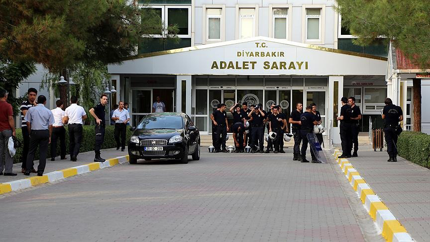 Diyarbakır’da 12 siyasetçiye tutuklama 