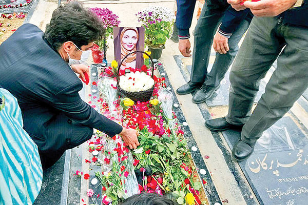 آزادە نامداری ممنوعالخروج بودە و تحت بازجویی و تمسخر قرار داشتە است