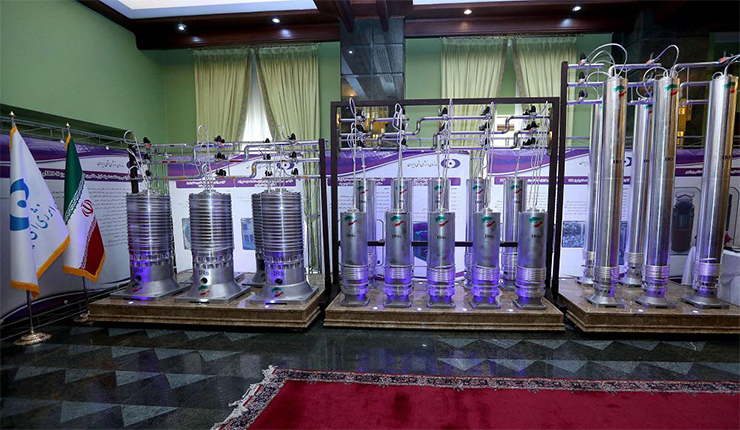 إيران تناور
