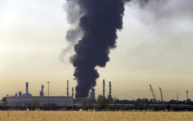 Explosion rocks refinery in southwest Iran