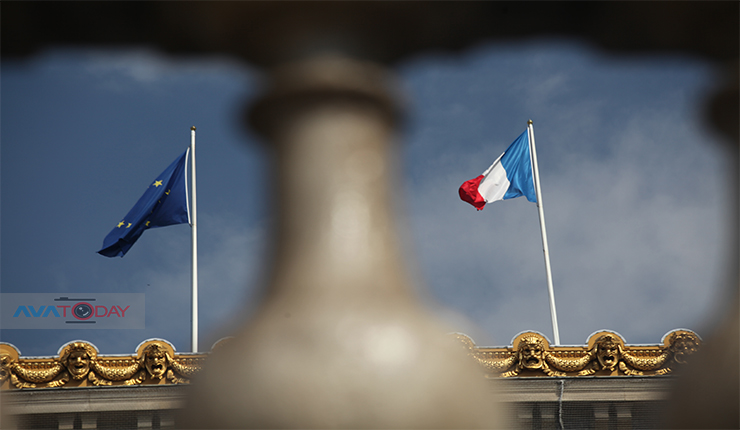العلم الفرنسي والأوروبي على مبنى أوبرا باريس